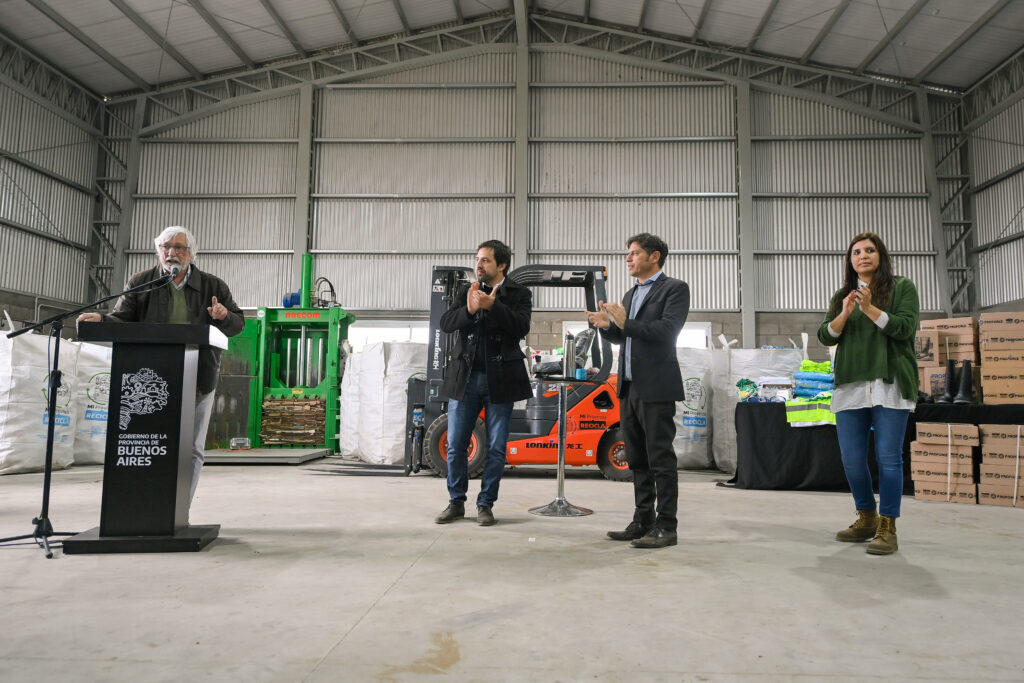 Tres Lomas: Kicillof firmó convenios para el saneamiento del Basural Municipal.