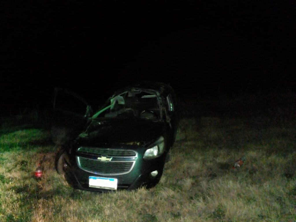 Accidente en la Ruta Nacional 188: Conductor ileso tras vuelco de Chevrolet Spin en cercanías de Ameghino.