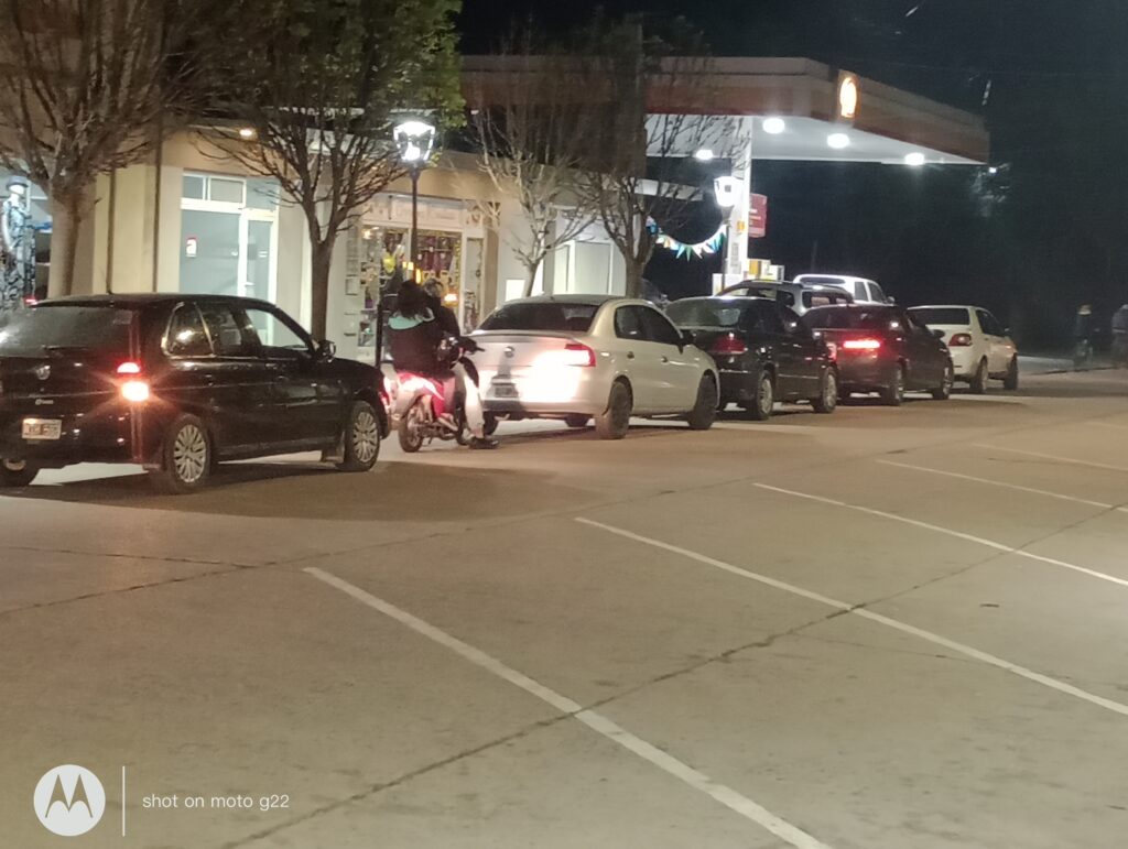 : Al caer la tarde, una larga cola de vehículos pugnaba por una carga de combustible en Ameghino. Esta imagen se repite en varias localidades del interior bonaerense.