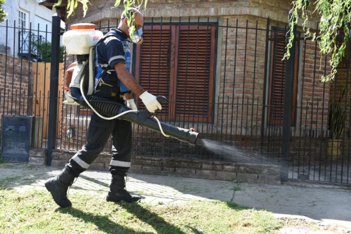 dengue-fumigan-696x464 Una persona fumigando contra el dengue. (Archivo)