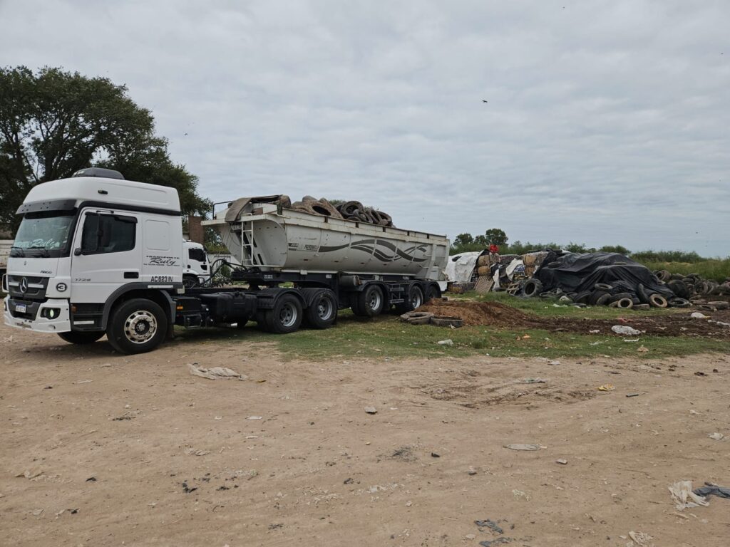 Tres camiones con neumáticos partieron hacia Olavarría para ser reutilizados.