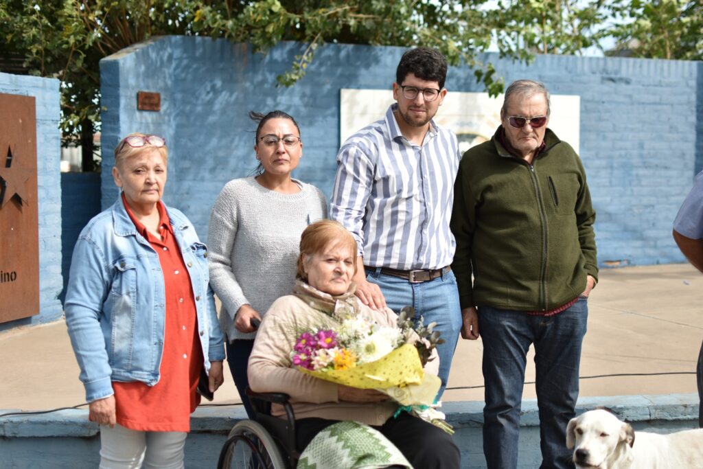 Mittelbach con familiares del soldado Ricardo Leonel Pineda