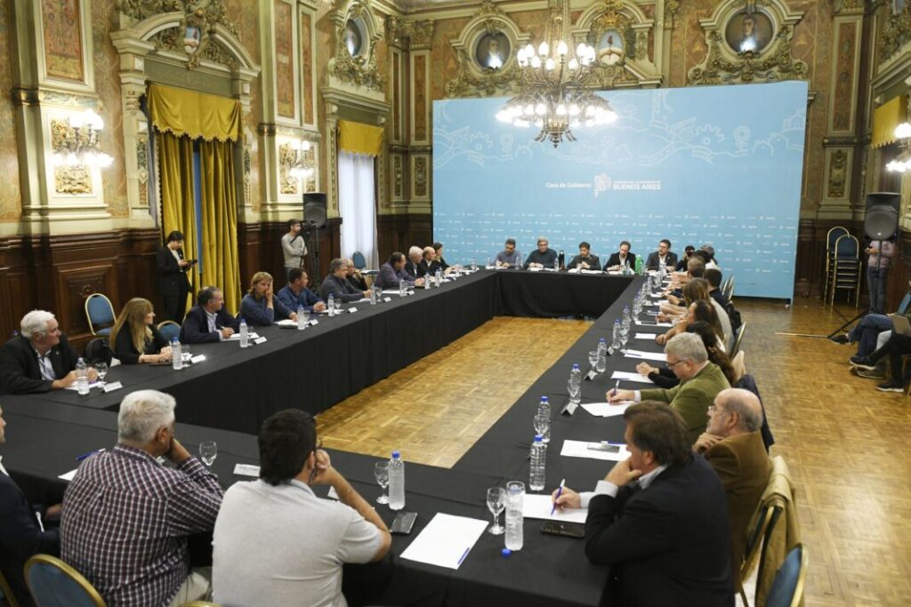 Kicillof recibió a dirigentes del campo pero no da marcha atrás con la suba del Inmobiliario Rural.