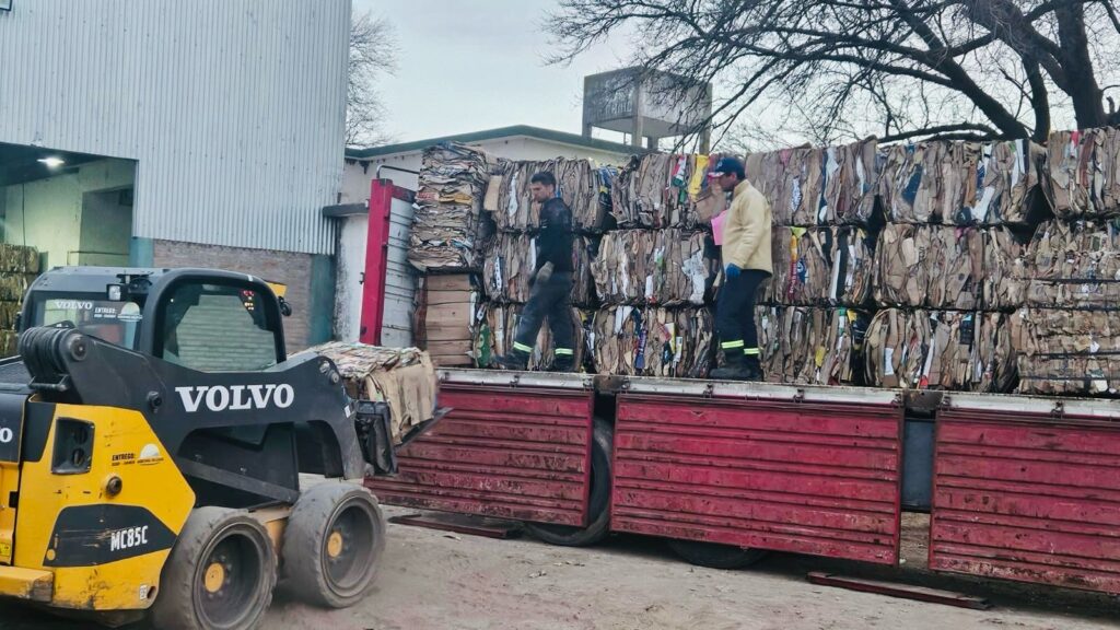 Florentino Ameghino: el Municipio envió más de 16 mil kilos de cartón para reciclar.