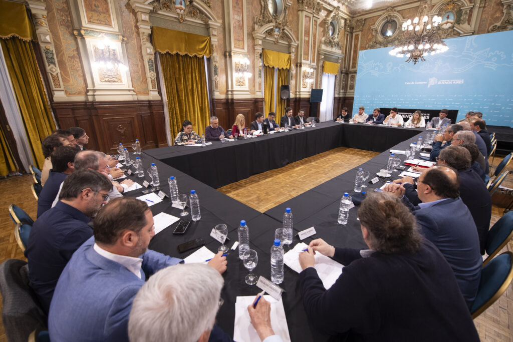 Axel Kicillof encabezó una reunión con intendentes radicales y cuestionó las políticas del Gobierno nacional.
