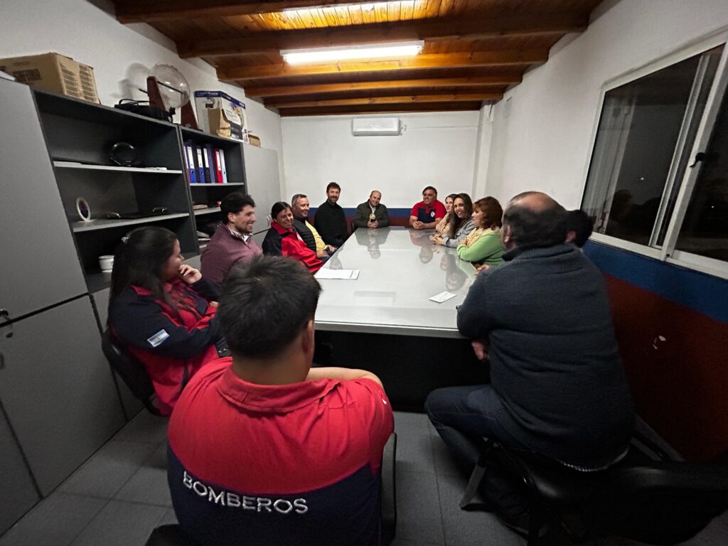 Mittelbach refuerza el apoyo a los Bomberos Voluntarios de Ameghino con un importante aporte económico y asistencia mensual.