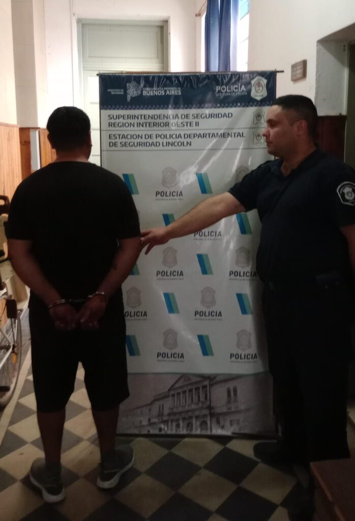 Lincoln: Operativos policiales exitosos logran la recuperación de motocicletas robadas y la aprehensión de un sujeto armado.