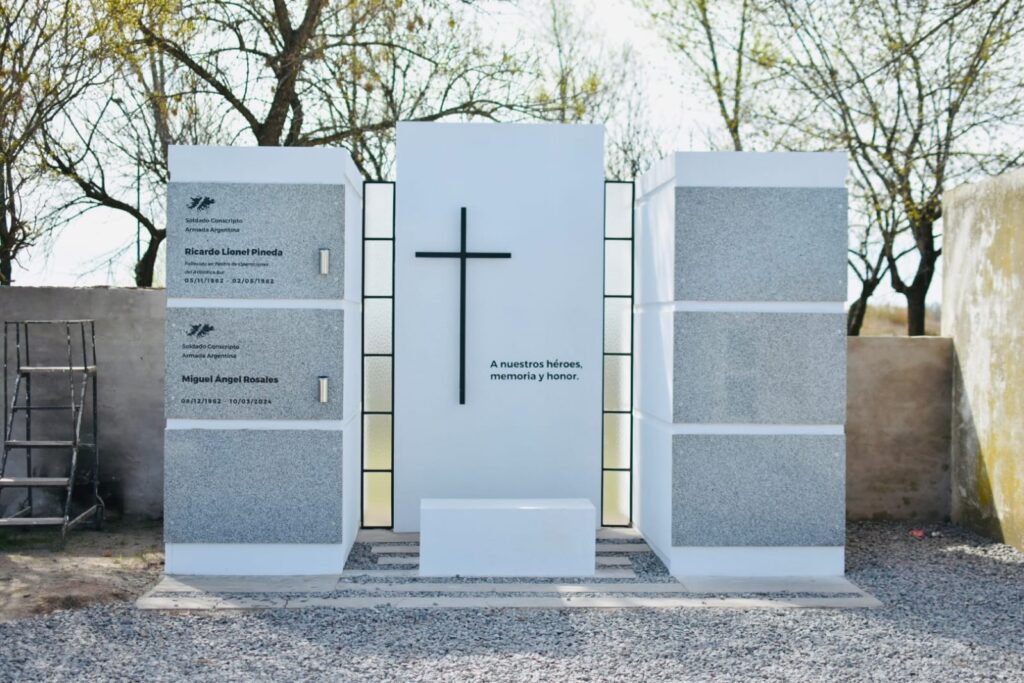 El municipio de Florentino Ameghino rinde tributo a los héroes de Malvinas con un mausoleo.