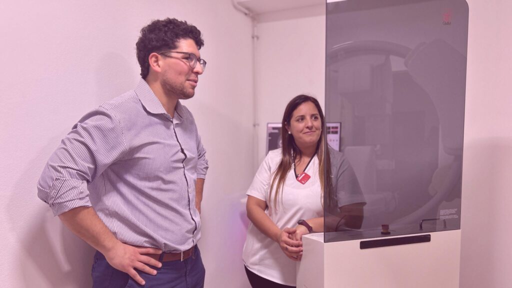 Intendente Nahuel Mittelbach y Marisol Bottega, responsable del área de Mamografía en el Hospital.