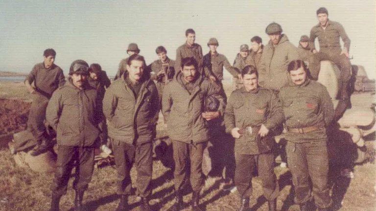 En Malvinas. Arriba, el primero de der. a izq. es Miguel Potes.