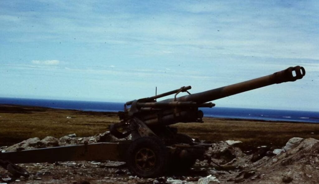 20 kilómetros era el alcance máximo de estos cañones Sofma 155 mm. De día se usaba como artillería terrestre y de noche mantenía a prudencia distancia a los buques británicos, cuya tripulación se asombraba de su acertada puntería