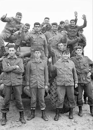 Arriba, el primero de izq a der es Miguel Potes, saliendo del Regimiento en Junin rumbo al sur argentino.