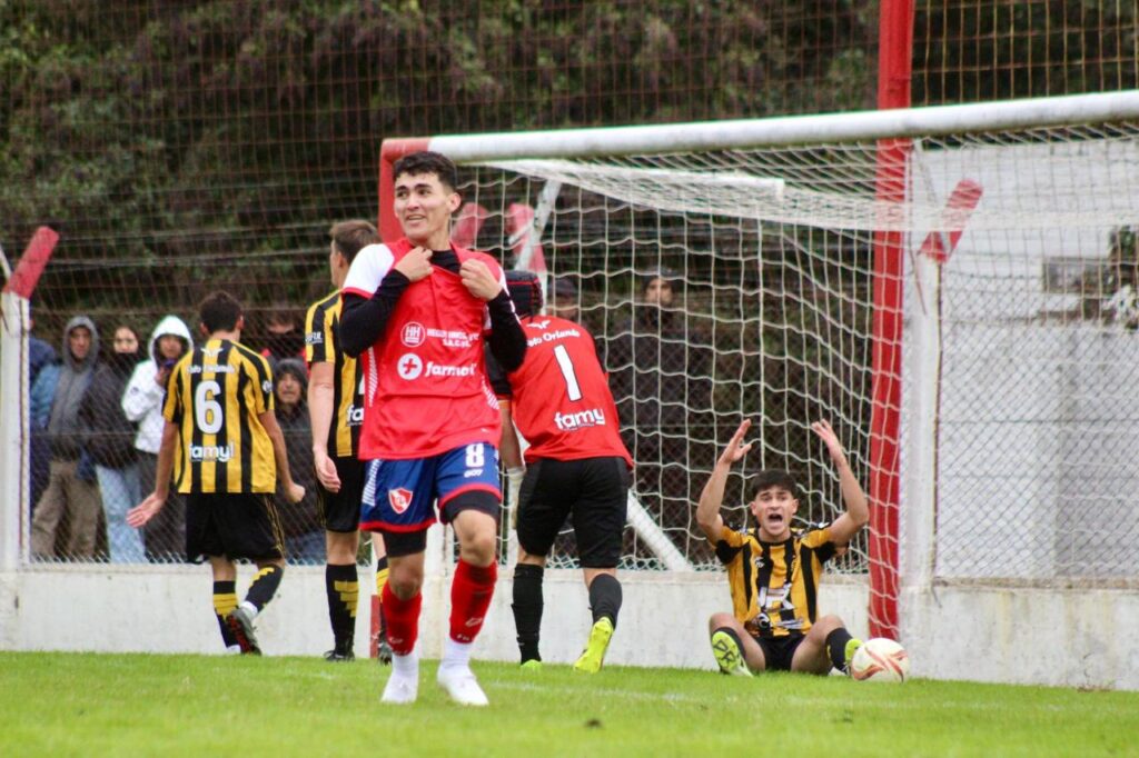 Tobias Puig inicia el festejo del gol de la victoria de Ingeniero.