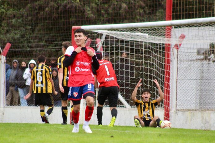 Tobias Puig inicia el festejo del gol de la victoria de Ingeniero.