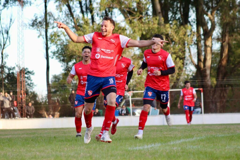 Gianfranco Ottaviani, festeja su gol. Ganó el rojo y es escolta. Foto: Facebook: Ingeniero White.