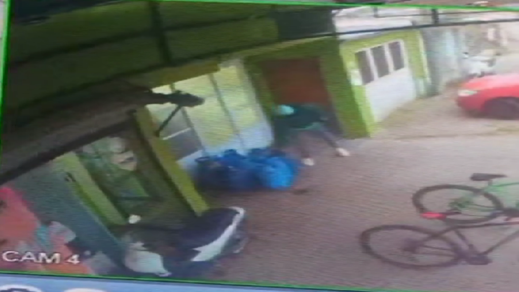 Robo a plena luz del día en Ameghino: quedó grabado en video.