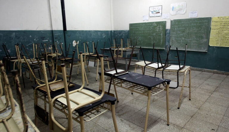 Paro docente en la Provincia: la FEB aseguró que la adhesión alcanzó el 95% y reclamó una urgente recomposición salarial.