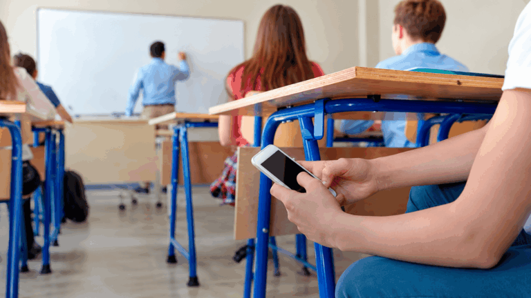 Las escuelas secundarias bonaerenses tendrán restricciones para el uso de celulares.